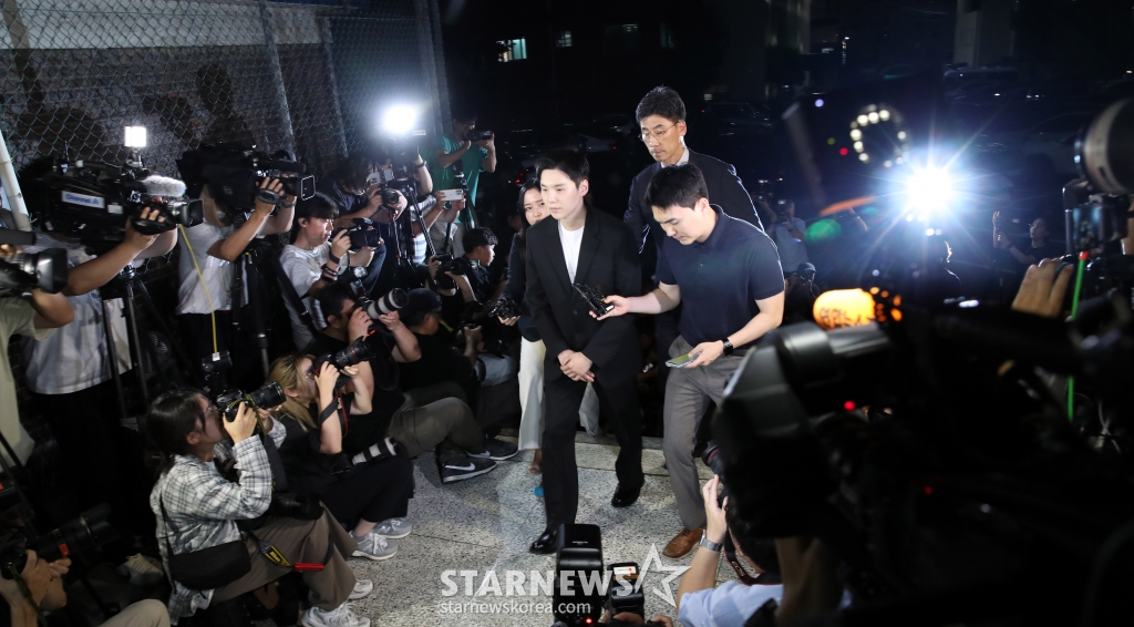 전동스쿠터 음주운전 혐의를 받은 그룹 방탄소년단(BTS)의 슈가(본명 민윤기·31)가 경찰 조사를 받기 위해 23일 오후 서울 용산경찰서에 출석하고 있다. 2024.08.23 /사진=임성균