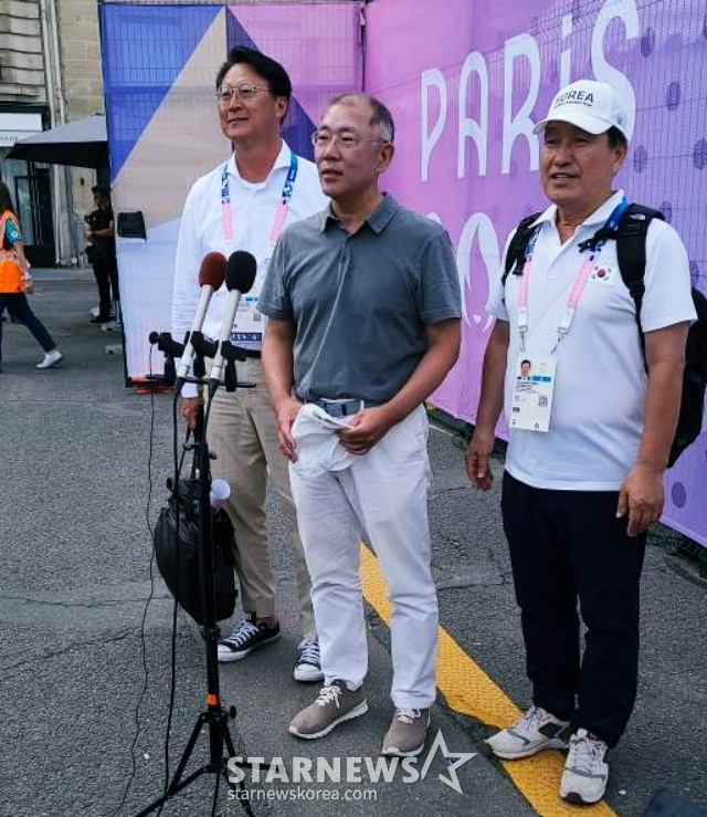 정의선 양궁협회 회장(가운데)이 2024 파리 올림픽에서 한국의 호성적에 취재진과 인터뷰를 하고 있다. /사진=김우종 기자