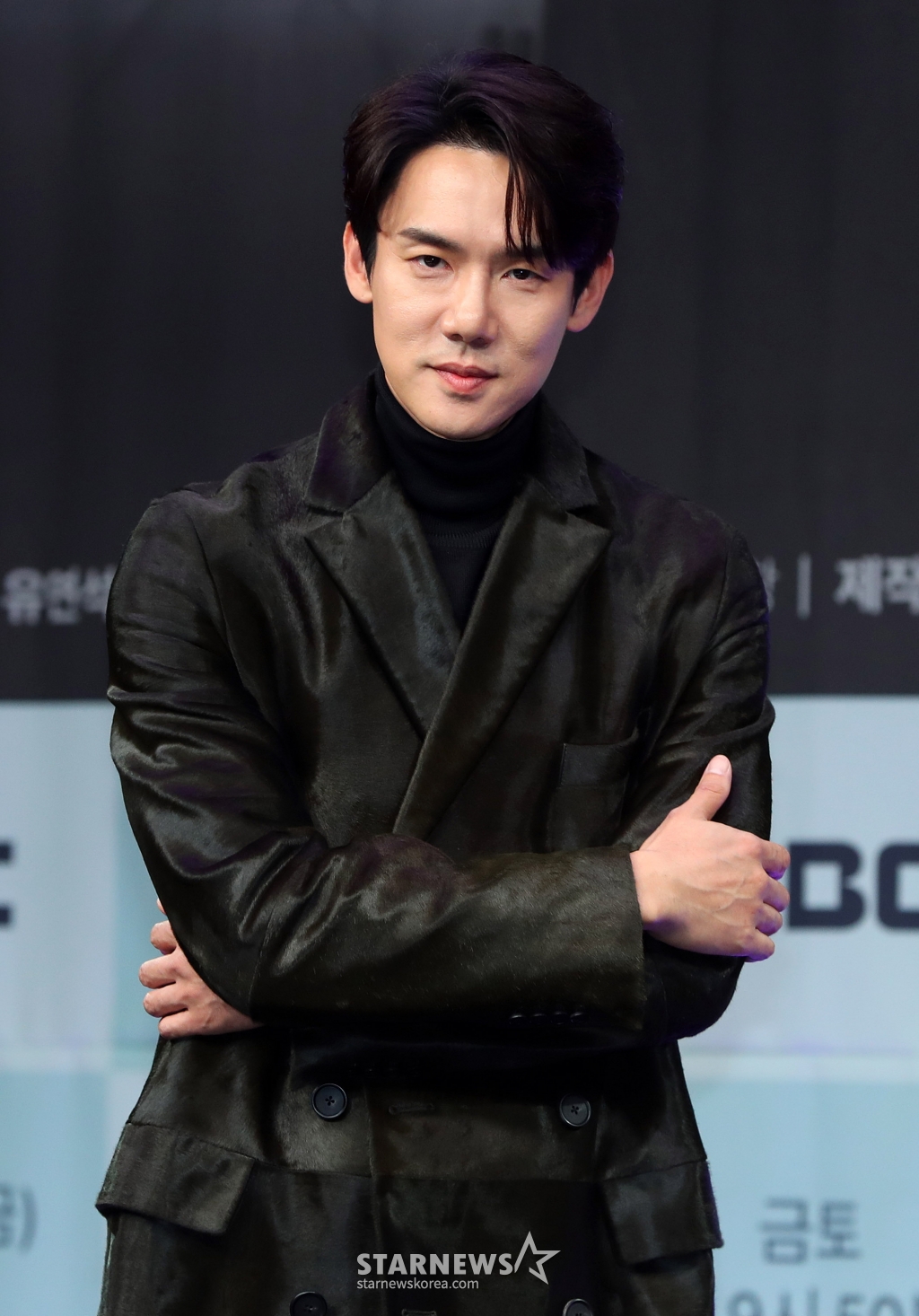 [서울=뉴시스] 김혜진 기자 = 배우 유연석이 21일 오후 서울 마포구 MBC에서 열린 MBC 새 금토드라마 '지금 거신 전화는' 제작발표회에서 포즈를 취하고 있다.  '지금 거신 전화는'은 협박 전화로 시작된, 정략결혼 3년 차 쇼윈도 부부의 시크릿 로맨스릴러다. 오는 22일 오후 9시 50분 첫 방송된다. 2024.11.21. jini@newsis.com /사진=김혜진