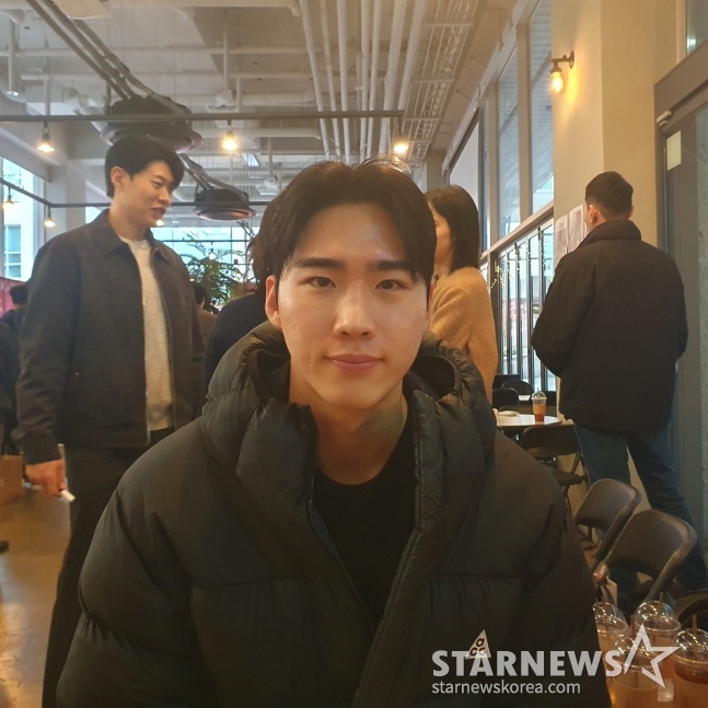 키움 이주형이 지난 15일 서울 마곡동에 위치한 한 카페에서 열린 '2024 키움 히어로즈 연말자선행사'에서 인터뷰에 응하고 있다. /사진=김동윤 기자