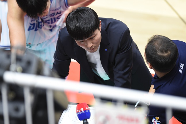 강혁 한국가스공사 감독(가운데). /사진=KBL 제공