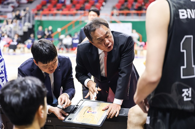전창진 KCC 감독(오른쪽 2번째). /사진=KBL 제공