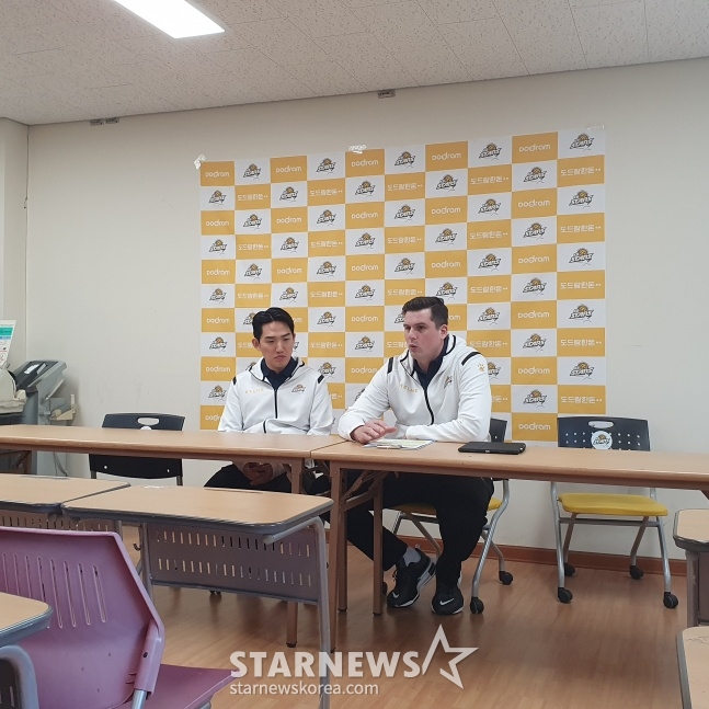 KB손해보험 마틴 블랑코 감독대행이 22일 경기도 의정부시 경민대 체육관에서 열린 2024~2025 V리그 정규시즌 3라운드 한국전력과 홈경기를 앞두고 인터뷰하고 있다. /사진=김동윤 기자