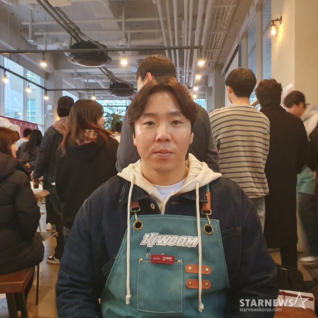 키움 김재현이 지난 15일 서울 마곡동에 위치한 한 카페에서 열린 '2024 키움 히어로즈 연말자선행사'에서 인터뷰에 응하고 있다. /사진=김동윤 기자