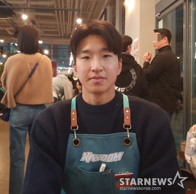 키움 주승우가 지난 15일 서울 마곡동에 위치한 한 카페에서 열린 '2024 키움 히어로즈 연말자선행사'에서 인터뷰에 응하고 있다. /사진=김동윤 기자