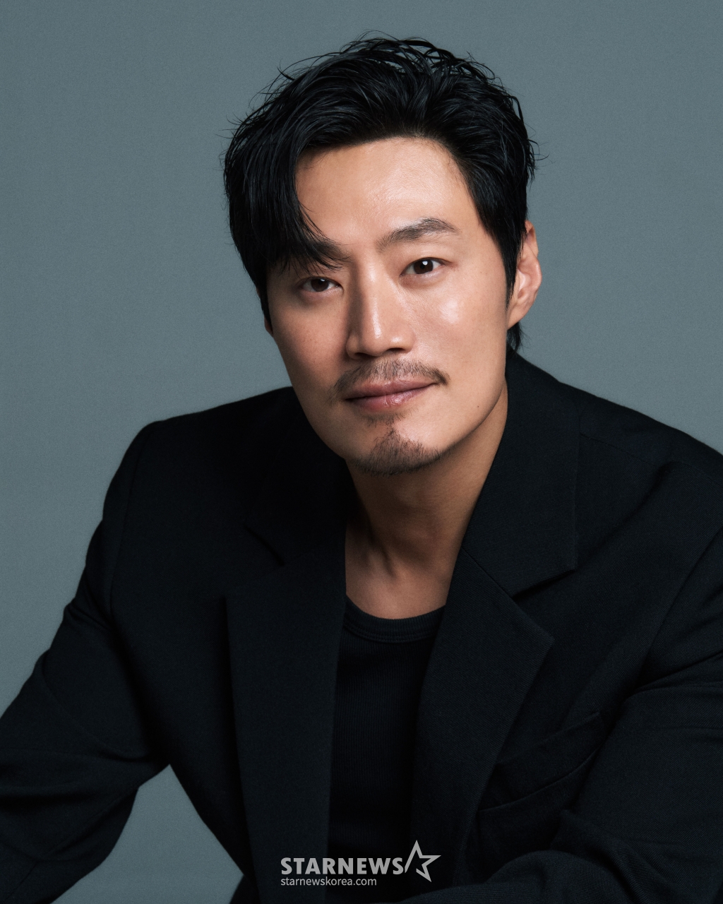 배우 이희준이 23일 오전 서울 종로구 소격동의 한 카페에서 진행된 영화 '보고타: 마지막 기회의 땅'(이하 보고타) 개봉 관련 인터뷰를 위해 포즈를 취하고 있다. '보고타'는 IMF 직후, 새로운 희망을 품고 지구 반대편 콜롬비아 보고타로 향한 국희(송중기)가 보고타 한인 사회의 실세 수영(이희준), 박병장(권해효)과 얽히게 되면서 벌어지는 이야기다. 오는 31일 개봉. / 사진제공=BH엔터테인먼트 /사진=김창현 chmt@