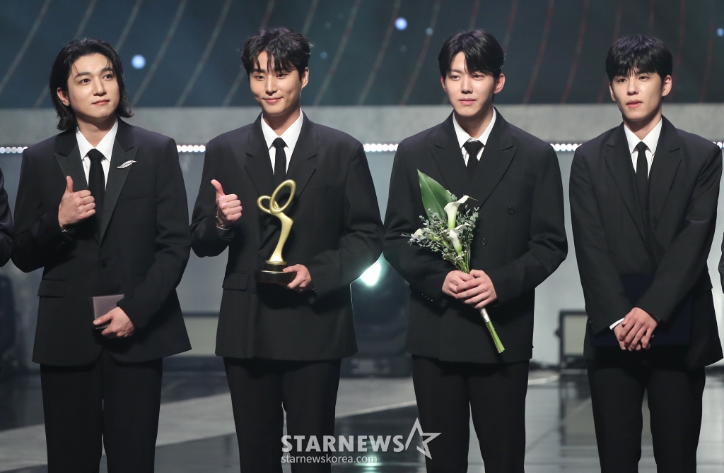 (서울=뉴스1) 권현진 기자 = 가수 데이식스가 31일 서울 중구 국립극장 해오름극장에서 열린 '2024 대한민국 대중문화예술상' 시상식에 참석해 문화체육관광부장관 표창을 받은 뒤 포즈를 취하고 있다. 2024.10.31/뉴스1 Copyright (C) 뉴스1. All rights reserved. 무단 전재 및 재배포, AI학습 이용 금지. /사진=(서울=뉴스1) 권현진 기자