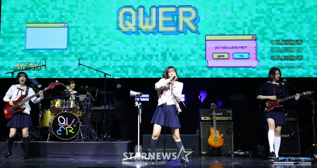 [서울=뉴시스] 김혜진 기자 = 그룹 QWER이 1일 오전 서울 서대문구 예스24 원더로크홀에서 열린 첫 번째 미니앨범 '마니또(MANITO)' 발매 기념 쇼케이스에서 무대를 선보이고고 있다. 2024.04.01. jini@newsis.com /사진=김혜진