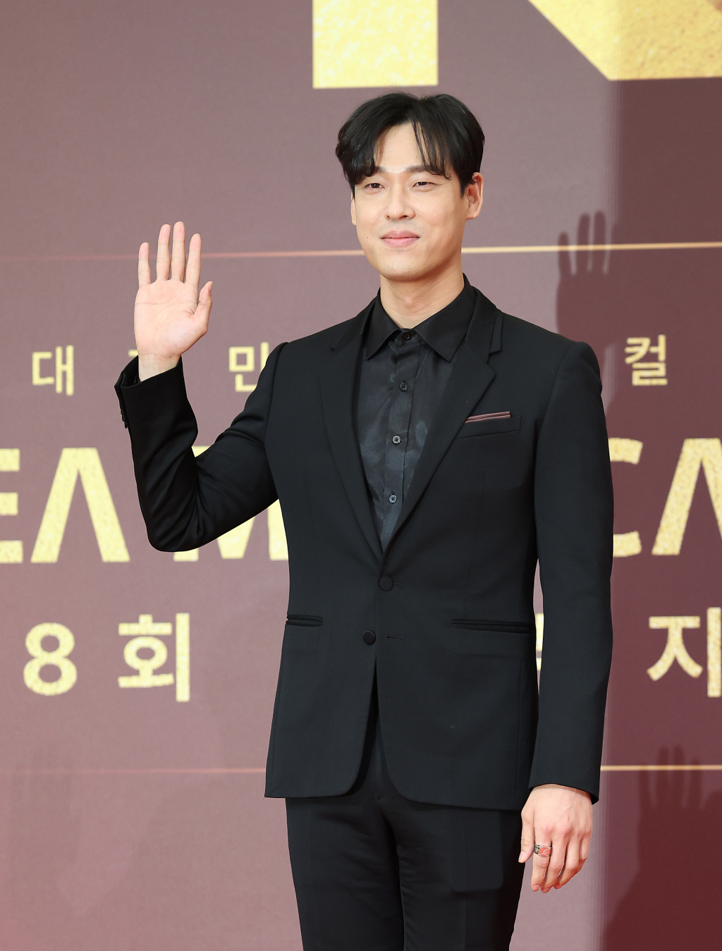 [서울=뉴시스] 김명년 기자 = 뮤지컬배우 최재림이 15일 오후 서울 동대문구 경희대학교 서울캠퍼스 평화의전당에서 열린 '제8회 한국뮤지컬어워즈' 레드카펫 행사에서 포즈를 취하고 있다. 2024.01.15. kmn@newsis.com /사진=김명년