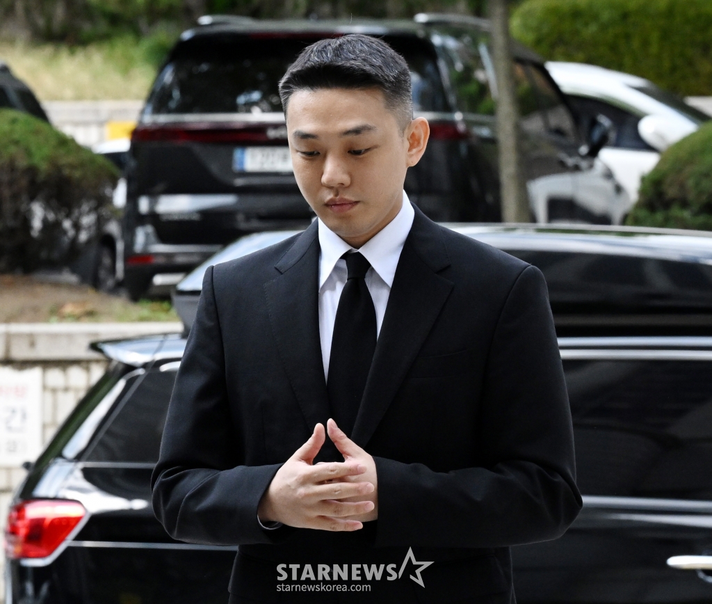 [서울=뉴시스] 김진아 기자 = 프로포폴과 대마 등 마약 상습 투약 혐의로 재판에 넘겨진 배우 유아인(본명 엄홍식)이 3일 오후 서울 서초구 서울중앙지방법원에서 열린 1심 선고기일에 출석하고 있다. (공동취재) 2024.09.03. photo@newsis.com /사진=김진아