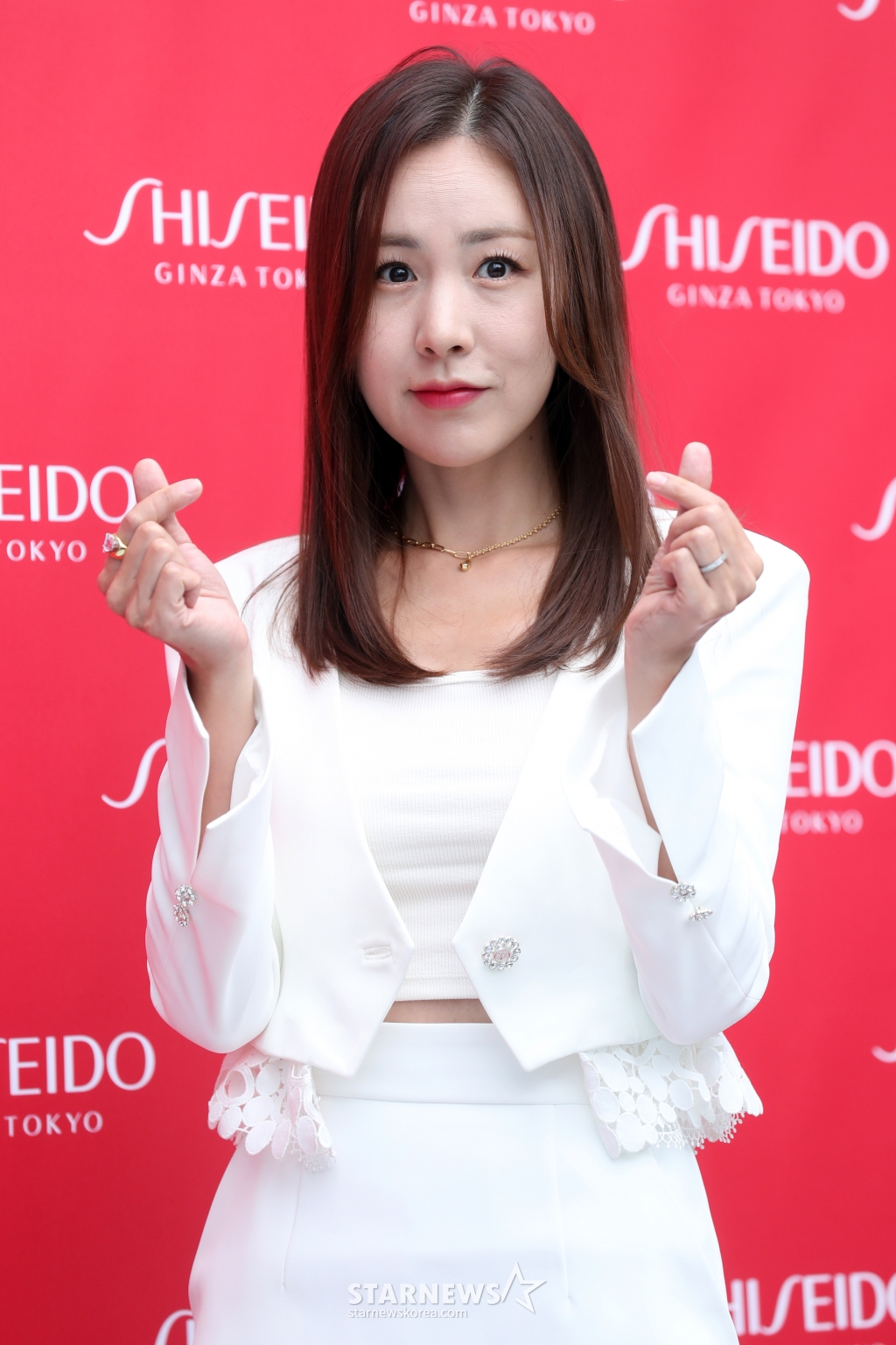 가수 간미연이 16일 오후 서울 성수동 한 카페에서 진행된 화장품 브랜드 행사에 참석해 포즈를 취하고 있다. 2023.03.16