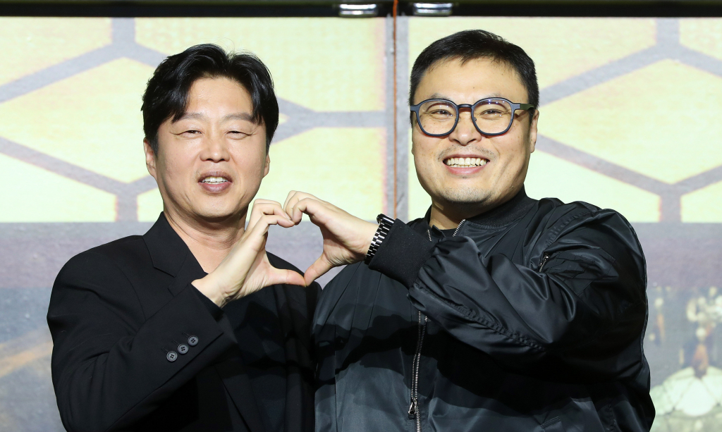 [서울=뉴시스] 김혜진 기자 = 김희원(왼쪽) 감독, 강풀 작가가 3일 오전 서울 강남구 코엑스에서 열린 디즈니 플러스 '조명가게' 제작발표회에서 포즈를 취하고 있다.   '조명가게'는 어두운 골목 끝을 밝히는 유일한 곳 조명가게에 어딘가 수상한 비밀을 가진 손님들이 찾아오면서 벌어지는 이야기를 그렸다. 총 8편의 에피소드로 오는 4일 4편 선 공개 예정이다. 2024.12.03. jini@newsis.com /사진=김혜진