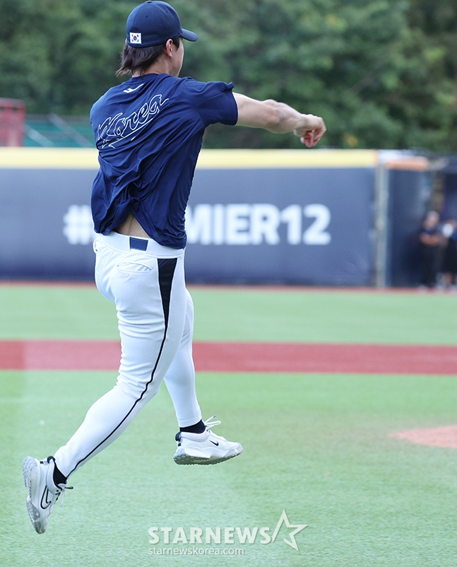 '2024 WBSC 프리미어12' B조 예선 한국-도미니카전이 지난달 16일 대만 티엔무 야구장에서 열렸다. 김도영이 수비 훈련을 하고 있다. /사진=김진경 대기자