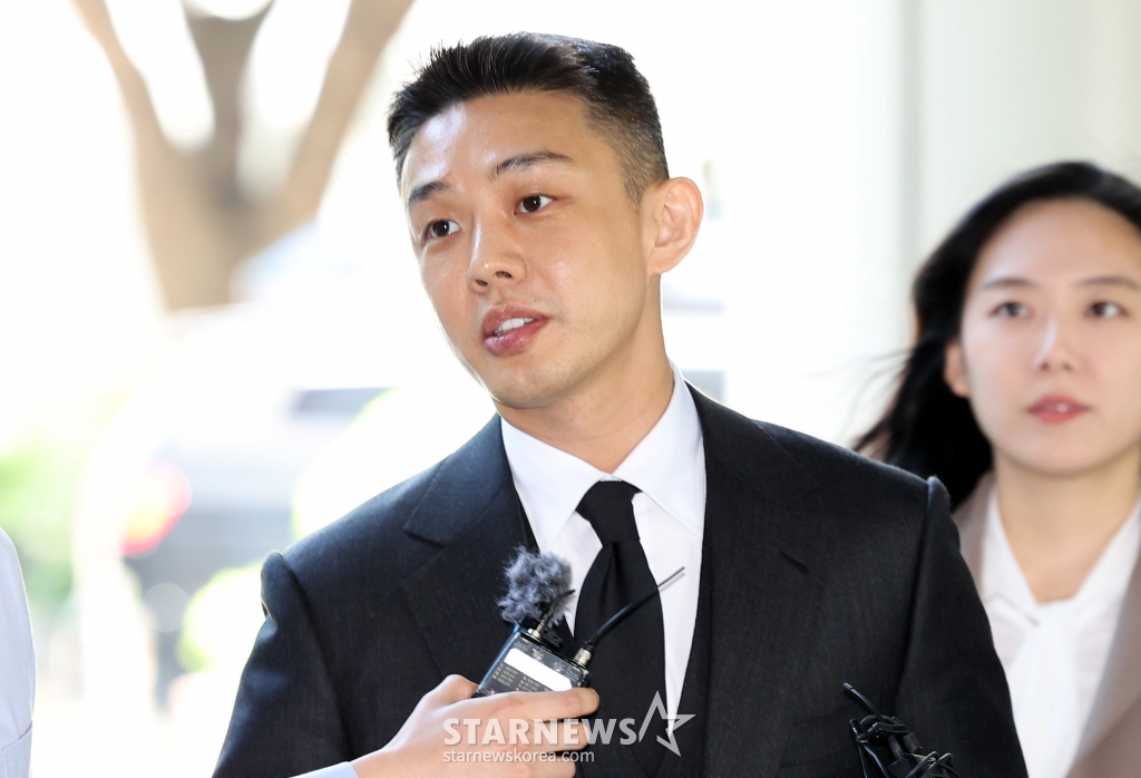 [서울=뉴시스] 추상철 기자 = 상습 마약 투약 혐의로 기소된 배우 유아인이 14일 오후 서울 서초구 서울중앙지방법원에서 열린 5차 공판에 출석하며 취재진의 질문에 답변하고 있다. 2024.05.14. scchoo@newsis.com /사진=추상철