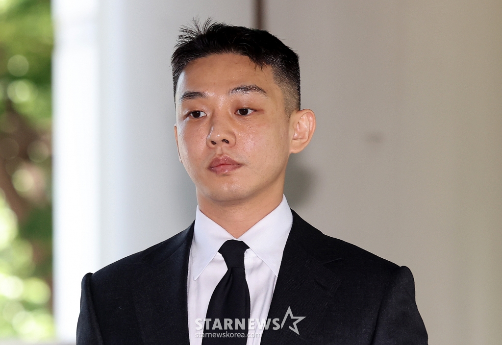 (서울=뉴스1) 박지혜 기자 = 마약 투약 혐의를 받는 배우 유아인(본명 엄홍식)이 18일 오후 서울 서초구 서울중앙지법에서 열린 6차 공판에 출석하고 있다. 유아인은 지난 2020년 9월부터 2022년 3월까지 미용 시술을 위한 수면 마취를 가장하는 방식 등으로 181차례에 걸쳐 프로포폴 등을 상습 투약한 혐의를 받고 있다. 앞서 열린 공판에서 유아인 측은 프로포폴, 대마 혐의만 일부 인정했다. 대마 흡연 교사, 증거 인멸 교사 혐의에 대해서는 인정하지 않았다. 2024.6.18/뉴스1 Copyright (C) 뉴스1. All rights reserved. 무단 전재 및 재배포, AI학습 이용 금지. /사진=(서울=뉴스1) 박지혜 기자