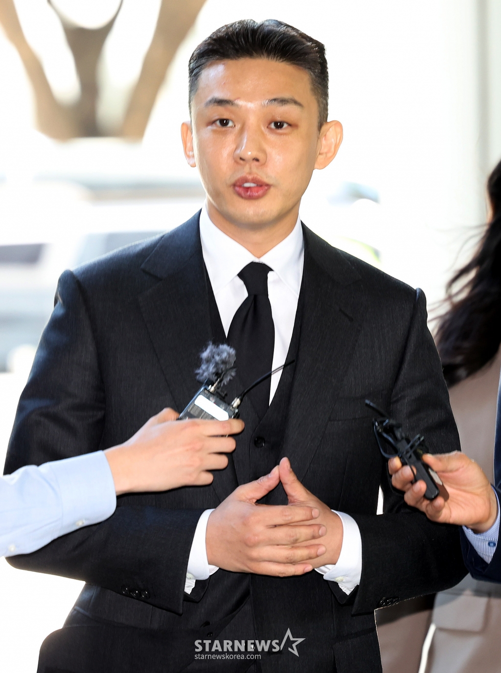 [서울=뉴시스] 추상철 기자 = 상습 마약 투약 혐의로 기소된 배우 유아인이 14일 오후 서울 서초구 서울중앙지방법원에서 열린 5차 공판에 출석하며 취재진의 질문에 답변하고 있다. 2024.05.14. scchoo@newsis.com /사진=추상철