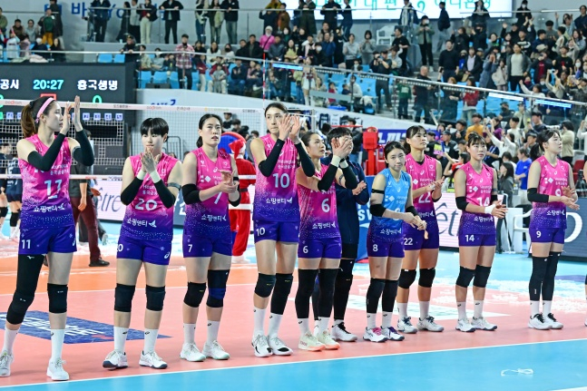 흥국생명 선수단이 24일 김천실내체육관에서 열린 도드람 2024~2025 V리그 여자부 정규시즌 3라운드 방문경기에서 팬들에게 인사하고 있다. /사진=한국배구연맹 제공
