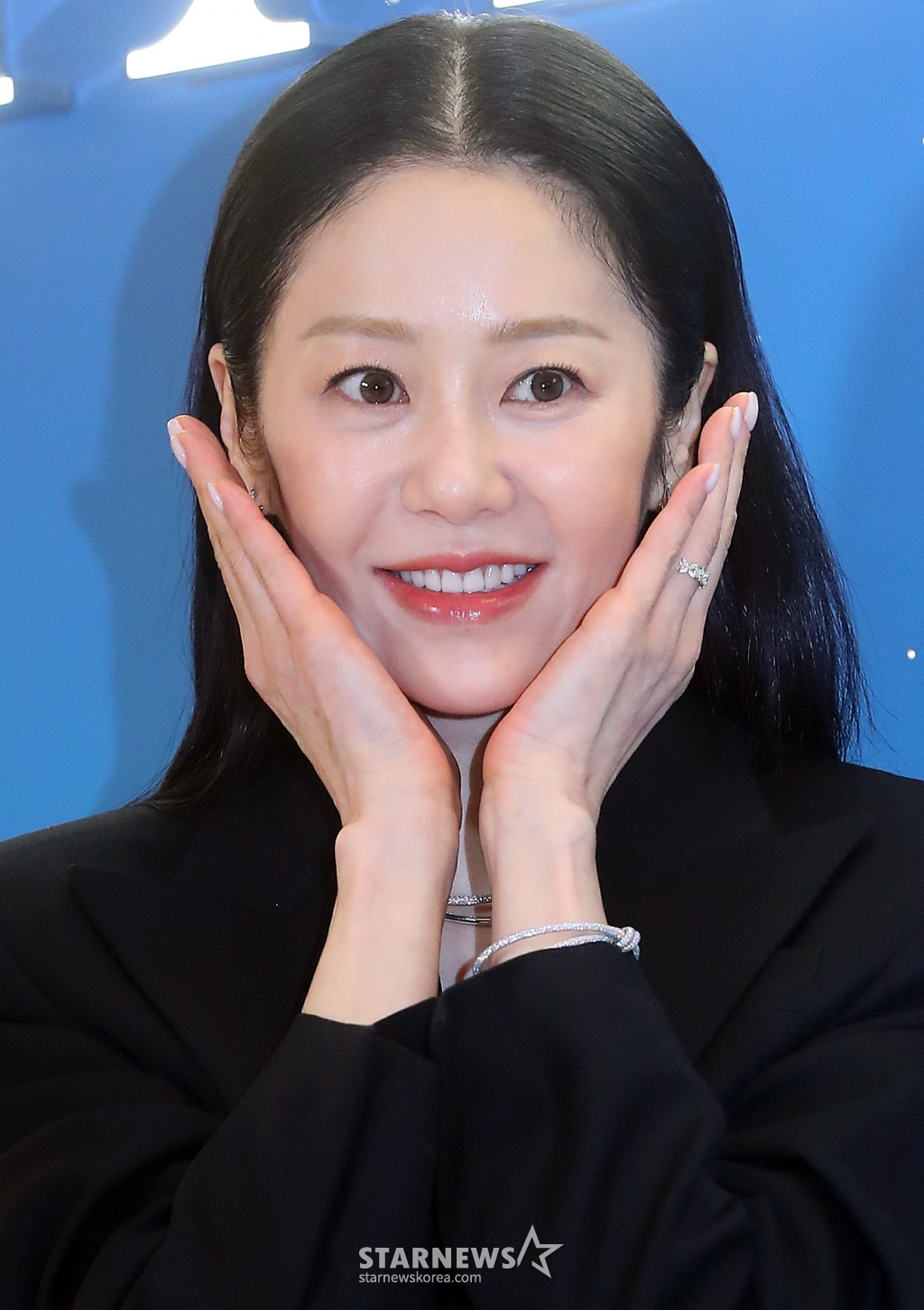 배우 고현정이 13일 서울 송파구 잠실 롯데월드몰에서 진행된 주얼리 브랜드 팝업 스토어 오픈 행사에 참석해 포즈를 취하고 있다. 2024.12.13 /사진=김창현 chmt@