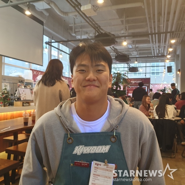 키움 김건희가 최근 서울 마곡동에 위치한 한 카페에서 열린 '2024 키움 히어로즈 연말자선행사'에서 인터뷰에 응하고 있다. /사진=김동윤 기자