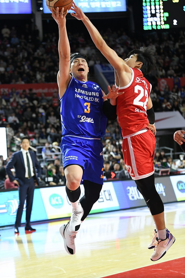 이정현(왼쪽)의 슛을 막는 오세근의 모습. /사진=KBL 제공