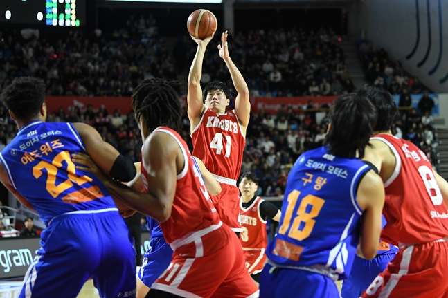오세근(가운데)이 슛을 시도하고 있다. /사진=KBL 제공