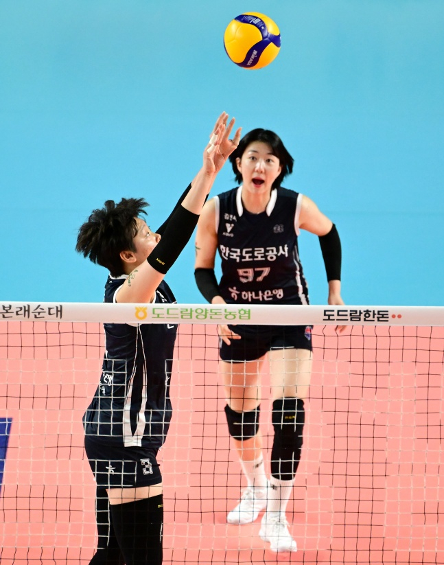 한국도로공사의 김다은(왼쪽). /사진=한국배구연맹 제공