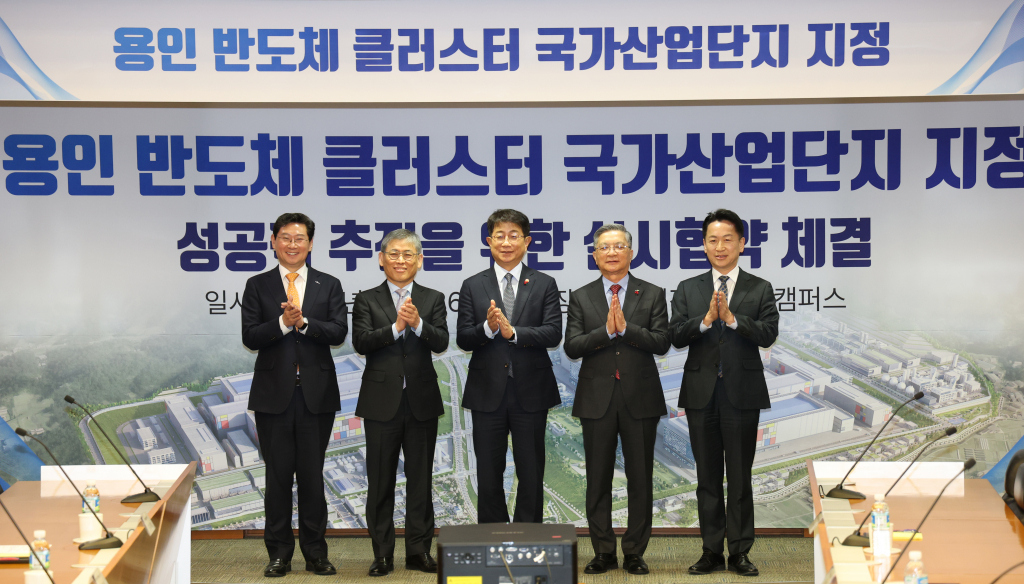 26일 오전 경기 용인시 기흥구 삼성전자 기흥캠퍼스에서 열린 '용인 반도체 클러스터 국가산업단지 지정, 성공적 추진을 위한 실시협약 체결' 행사에서 이상일 용인시장(왼쪽부터)과, 김용관 삼성전자 DS 사장, 박상우 국토교통부 장관, 이한준 LH 사장, 고영인 경기도 경제부지사가 기념촬영을 하고 있다. 사진제공=뉴스1