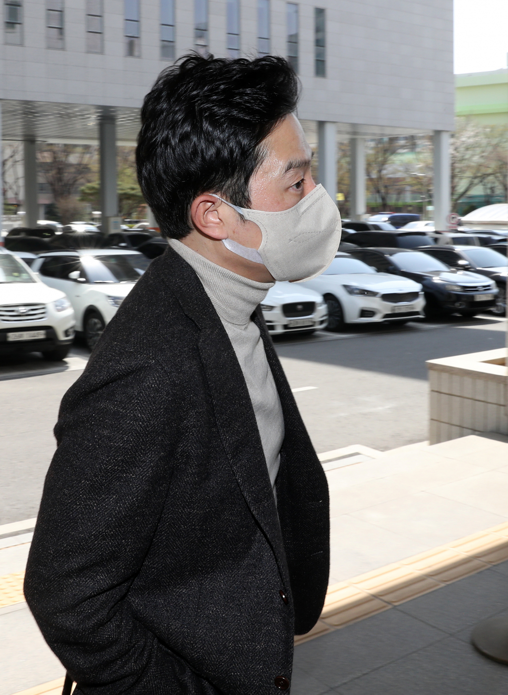 (서울=뉴스1) 이승배 기자 = 가상 화폐를 상장해 주겠다는 명목으로 수십억 원을 받은 혐의를 받는 프로골퍼 안성현이 2일 서울 양천구 서울남부지방법원에서 열린 특정경제범죄가중처벌법상 사기·배임수재 관련 공판에 출석하고 있다. 2024.4.2/뉴스1 Copyright (C) 뉴스1. All rights reserved. 무단 전재 및 재배포, AI학습 이용 금지. /사진=(서울=뉴스1) 이승배 기자