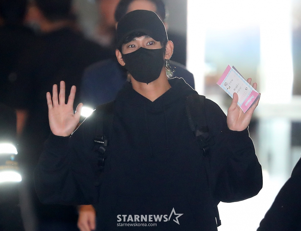 배우 김수현이 태국 방콕에서 열리는 '제 9회 아시아 아티스트 어워즈'(The 9th Asia Artist Awards, 이하 'AAA 2024')' 참석을 위해 27일 수완나품 공항을 통해 입국하고 있다. 'AAA 2024'는 오는 27일 태국 방콕 임팩트 챌린저 홀 1-2(IMPACT Challenger Hall 1-2)에서 개최된다. 그룹 아이브 장원영과 그룹 제로베이스원 성한빈, 배우 류준열이 MC를 맡는다. 2024.12.27 /사진=김창현 chmt@