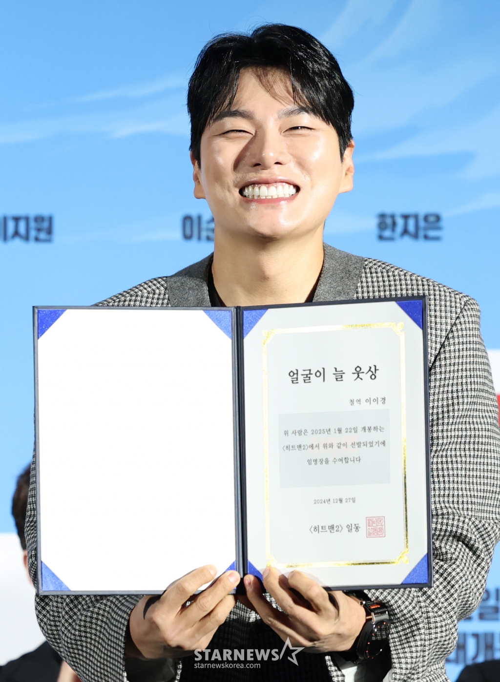 (서울=뉴스1) 권현진 기자 = 배우 이이경이 27일 서울 용산구 CGV 용산점에서 열린 영화 '히트맨2' 제작보고회에 참석해 '얼굴이 늘 웃상'을 수상한 뒤 포즈를 취하고 있다. '히트맨2'는 대히트 흥행 작가에서 순식간에 '뇌절작가'로 전락한 '준'(권상우 분)이 야심차게 선보인 신작 웹툰을 모방한 테러가 발생하고, 하루아침에 범인으로 몰리면서 벌어지는 코믹 액션 영화이다. 2024.12.27/뉴스1 Copyright (C) 뉴스1. All rights reserved. 무단 전재 및 재배포, AI학습 이용 금지. /사진=(서울=뉴스1) 권현진 기자