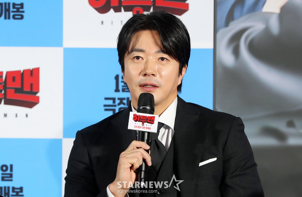 [서울=뉴시스] 김혜진 기자 = 배우 권상우가 27일 오전 서울 용산구 CGV 용산아이파크몰에서 열린 영화 '히트맨2'(감독 최원섭) 제작보고회에서 인사말을 하고 있다.  '히트맨2'는 대히트 흥행 작가에서 순식간에 '뇌절작가'로 전락한 '준'이 야심 차게 선보인 신작 웹툰을 모방한 테러가 발생하고, 하루아침에 범인으로 몰리면서 벌어지는 코믹 액션 영화다. 배우 권상우, 정준호, 이이경, 황우슬혜, 김성오, 이지원 등이 출연하며 2025년 1월 22일 개봉된다. 2024.12.27. jini@newsis.com /사진=김혜진