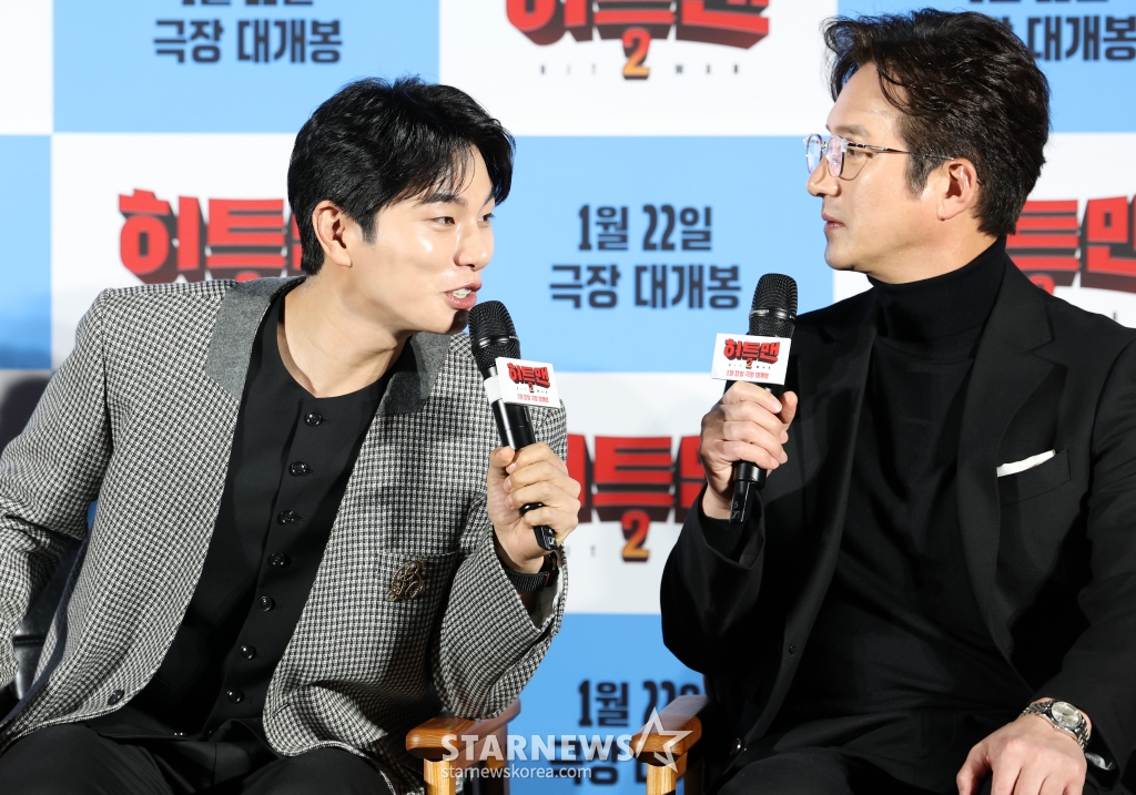 (서울=뉴스1) 권현진 기자 = 배우 이이경과 정중호(오른쪽)이 27일 서울 용산구 CGV 용산점에서 열린 영화 '히트맨2' 제작보고회에 참석해 대화를 나누고 있다. '히트맨2'는 대히트 흥행 작가에서 순식간에 '뇌절작가'로 전락한 '준'(권상우 분)이 야심차게 선보인 신작 웹툰을 모방한 테러가 발생하고, 하루아침에 범인으로 몰리면서 벌어지는 코믹 액션 영화이다. 2024.12.27/뉴스1 Copyright (C) 뉴스1. All rights reserved. 무단 전재 및 재배포, AI학습 이용 금지. /사진=(서울=뉴스1) 권현진 기자