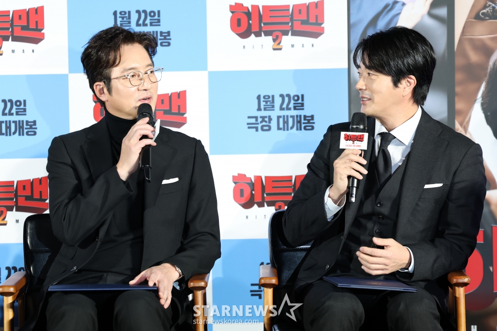 (서울=뉴스1) 권현진 기자 = 배우 정준호와 권상우(오른쪽)가 27일 서울 용산구 CGV 용산점에서 열린 영화 '히트맨2' 제작보고회에 참석해 대화를 나누고 있다. '히트맨2'는 대히트 흥행 작가에서 순식간에 '뇌절작가'로 전락한 '준'(권상우 분)이 야심차게 선보인 신작 웹툰을 모방한 테러가 발생하고, 하루아침에 범인으로 몰리면서 벌어지는 코믹 액션 영화이다. 2024.12.27/뉴스1 Copyright (C) 뉴스1. All rights reserved. 무단 전재 및 재배포, AI학습 이용 금지. /사진=(서울=뉴스1) 권현진 기자