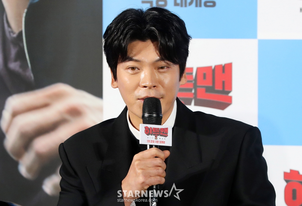 [서울=뉴시스] 김혜진 기자 = 배우 김성오가 27일 오전 서울 용산구 CGV 용산아이파크몰에서 열린 영화 '히트맨2'(감독 최원섭) 제작보고회에서 인사말을 하고 있다.  '히트맨2'는 대히트 흥행 작가에서 순식간에 '뇌절작가'로 전락한 '준'이 야심 차게 선보인 신작 웹툰을 모방한 테러가 발생하고, 하루아침에 범인으로 몰리면서 벌어지는 코믹 액션 영화다. 배우 권상우, 정준호, 이이경, 황우슬혜, 김성오, 이지원 등이 출연하며 2025년 1월 22일 개봉된다. 2024.12.27. jini@newsis.com /사진=김혜진