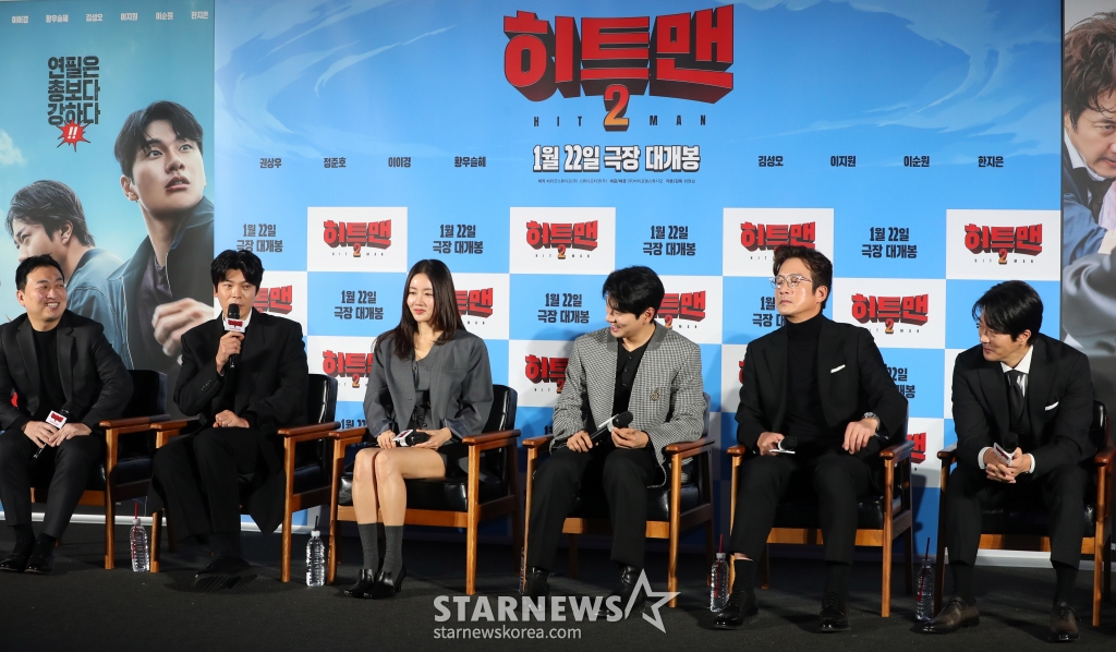 [서울=뉴시스] 김혜진 기자 = 배우 김성오(왼쪽 두번째)가 27일 오전 서울 용산구 CGV 용산아이파크몰에서 열린 영화 '히트맨2'(감독 최원섭) 제작보고회에서 인사말을 하고 있다.  '히트맨2'는 대히트 흥행 작가에서 순식간에 '뇌절작가'로 전락한 '준'이 야심 차게 선보인 신작 웹툰을 모방한 테러가 발생하고, 하루아침에 범인으로 몰리면서 벌어지는 코믹 액션 영화다. 배우 권상우, 정준호, 이이경, 황우슬혜, 김성오, 이지원 등이 출연하며 2025년 1월 22일 개봉된다. 2024.12.27. jini@newsis.com /사진=김혜진