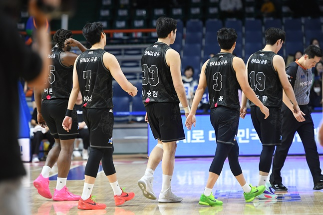 KCC 선수단이 27일 현대모비스와 홈경기 패배 후 코트를 빠져나가고 있다. /사진=KBL 제공