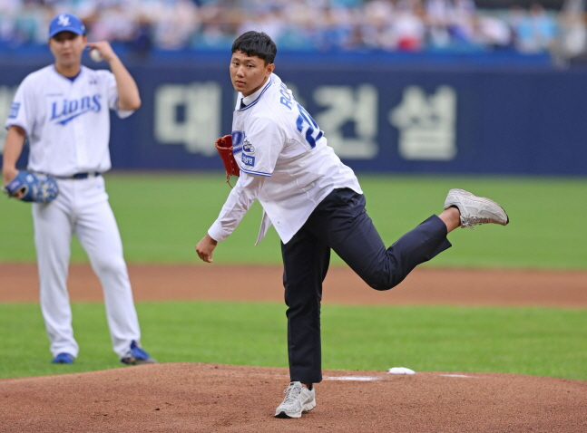배찬승이 지난 9월 시구자로 나서 공을 던지고 있다. /사진=삼성 라이온즈 제공