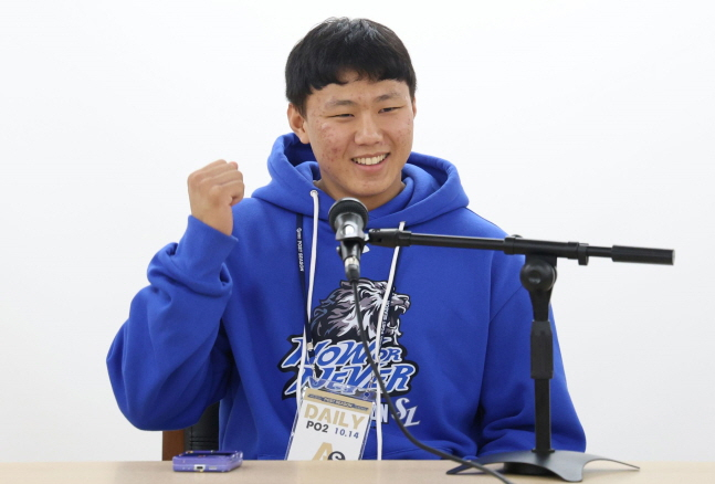 지난 10월 14일 플레이오프 2차전에 라이온즈파크를 방문해 취재진과 인터뷰를 하고 있는 배찬승. /사진=삼성 라이온즈 제공