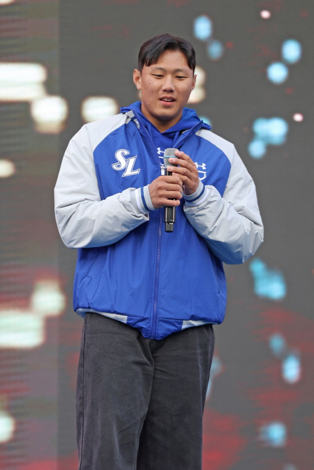 배찬승이 지난 11월 팬행사 더 블루 웨이브에서 수줍은 미소를 짓고 있다. /사진=삼성 라이온즈 제공