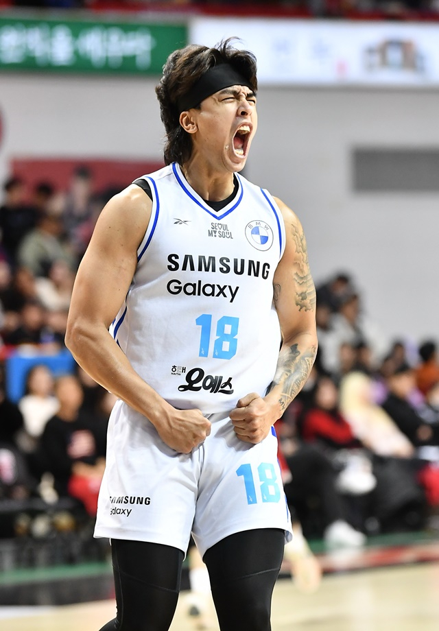 포효하는 저스틴 구탕. /사진=KBL 제공