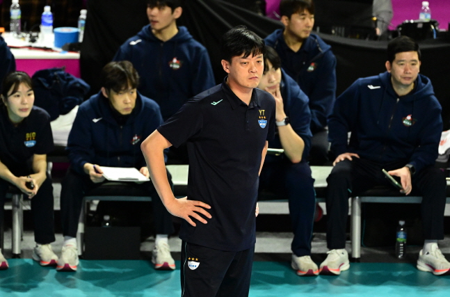 이영택 GS칼텍스 감독(가운데)이 28일 흥국생명전에서 선수들의 플레이를 지켜보고 있다. /사진=KOVO 제공