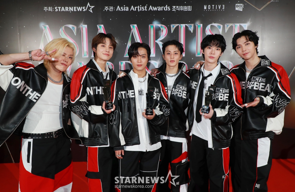 그룹 NCT 127이 27일 오후 태국 방콕 임팩트 챌린저 홀 1-2(IMPACT Challenger Hall 1-2)에서 진행된 '제9회 아시아 아티스트 어워즈'(The 9th Asia Artist Awards, 이하 'AAA 2024')에서 AAA 베스트 아티스트, 올해의 무대, 베스트 초이스(도영)상을 수상한 뒤 포즈를 취하고 있다. /사진=이동훈 photoguy@