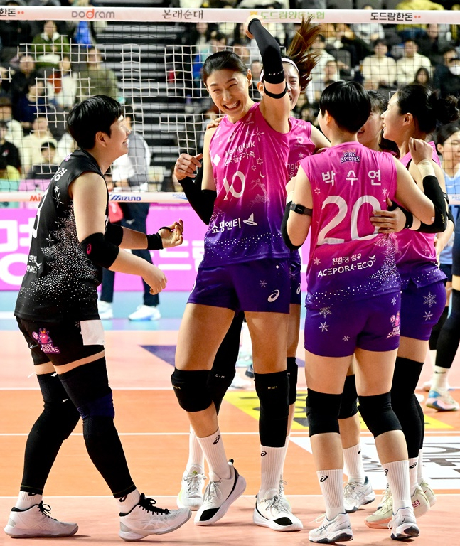김연경(왼쪽에서 2번째)이 득점 후 동료들의 축하에 환한 미소를 짓고 있다. /사진=KOVO 제공