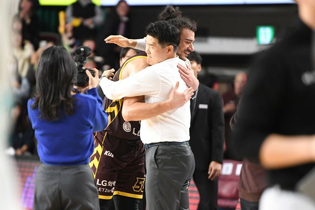LG 아셈 마레이(왼쪽)와 조상현 감독이 포옹하고 있다. /사진=KBL 제공