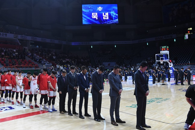 29일 KCC-SK전에서 양 팀 선수들과 관중들이 경기 전 제주항공 추락사고의 희생자를 추모하는 묵념을 하고 있다. /사진=KBL 제공