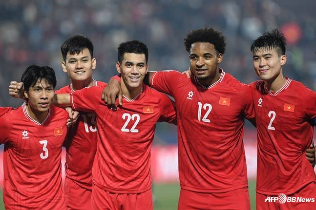 베트남 선수들이 29일(한국시간) 베트남 푸토의 비엣트리 스타디움에서 열린 2024 아세안축구연맹(AFF) 미쓰비시일렉트릭컵(미쓰비시컵) 4강 2차전에서 득점 후 기념 사진을 찍고 있다. /AFPBBNews=뉴스1