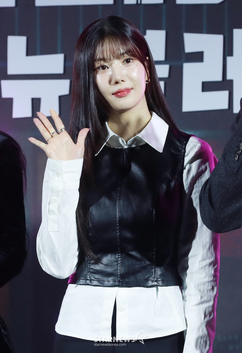 가수 권은비가 14일 오후 서울 CGV용산아이파크몰에서 진행된 넷플릭스 예능 '좀비버스 : 뉴 블러드' 제작발표회에 참석해 포즈를 취하고 있다. /2024.11.14 /사진=이동훈 photoguy@