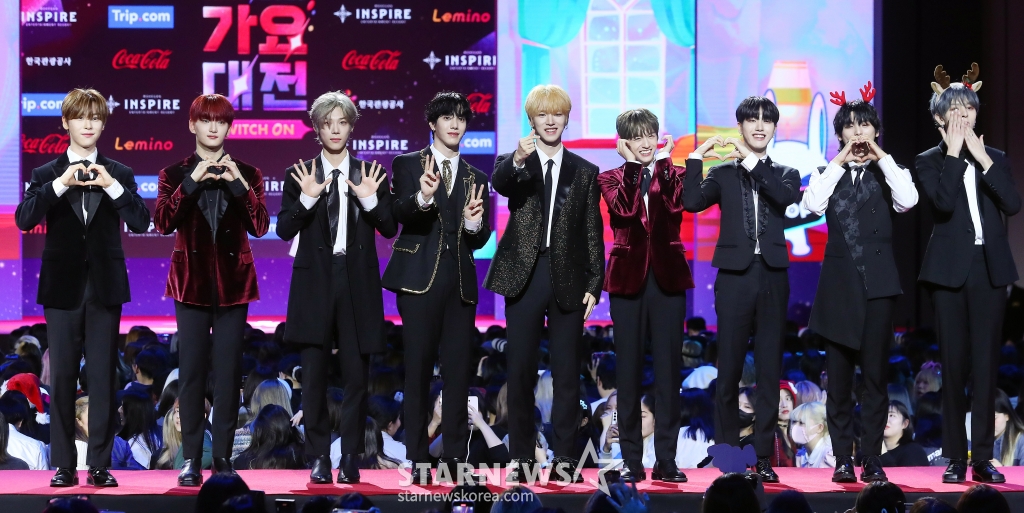 그룹 엔사인이 25일 오후 인천 영종도 인스파이어 컨벤션 그랜드볼룸에서 진행된 '2023 SBS 가요대전' 레드카펫 행사에 참석해 포즈를 취하고 있다. 2023.12.25 /사진=김창현