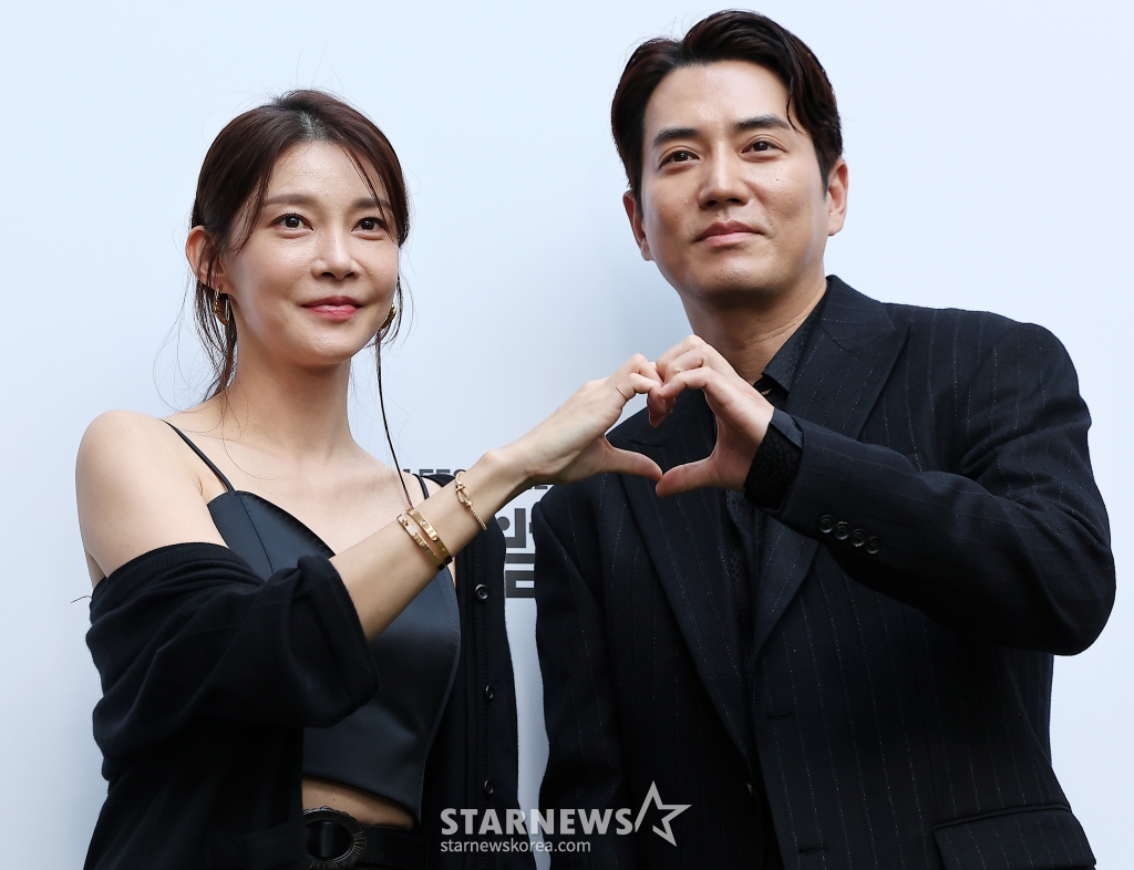 (서울=뉴스1) 김진환 기자 = 차예련·주상욱 부부가 26일 오후 서울 강남구 압구정로 미스지콜렉션 청담 사옥 앞에서 열린 25 S/S 미스지콜렉션 패션쇼 포토콜에 참석해 포즈를 취하고 있다. 2024.9.26/뉴스1 Copyright (C) 뉴스1. All rights reserved. 무단 전재 및 재배포, AI학습 이용 금지. /사진=(서울=뉴스1) 김진환 기자