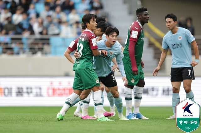 경기에 집중하는 이정택(왼쪽). /사진=한국프로축구연맹 제공